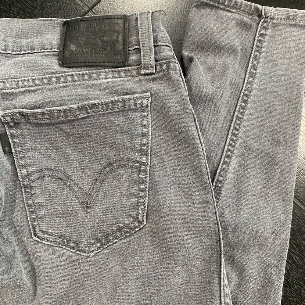 ✨gorgeous grey Levi’s!!✨
